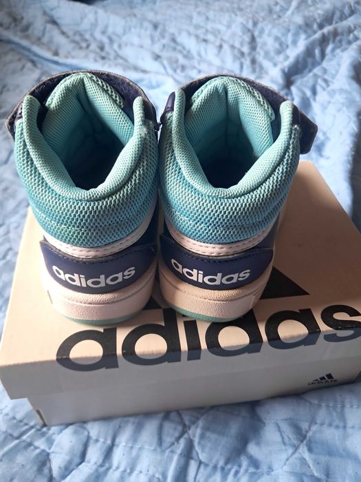 Маратонки адидас