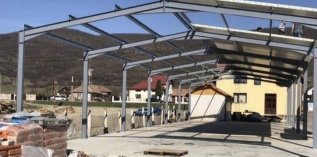 Vand hale metalice la preț de producător