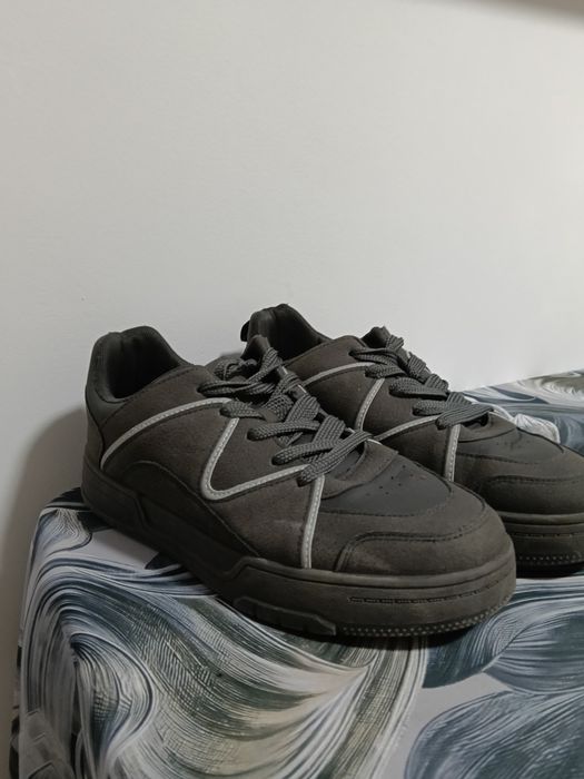 adidași Bershka aproape noi