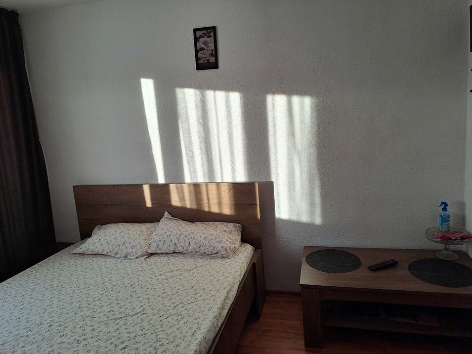 Inchiriez camera camin