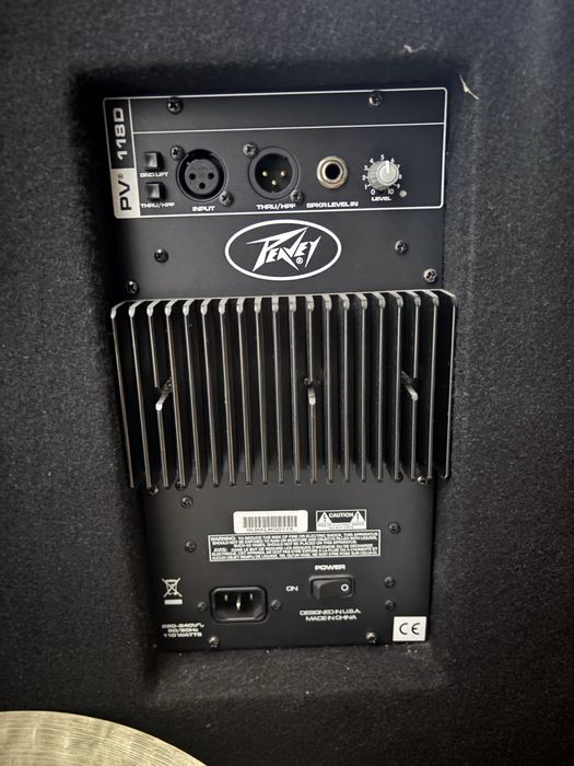 Doua Boxe Pea Vey plus una de bas, active cu doua standere