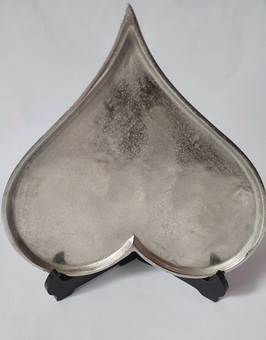 Метален поднос във форма на сърце