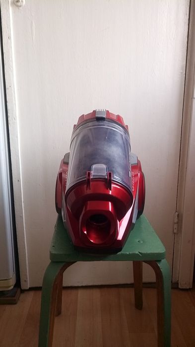 Пылисос красного цвета.