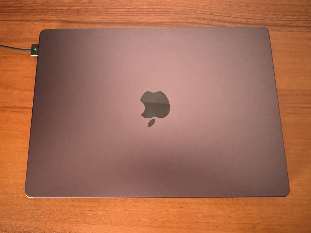 Продавам MacBook M4 Max в гаранция