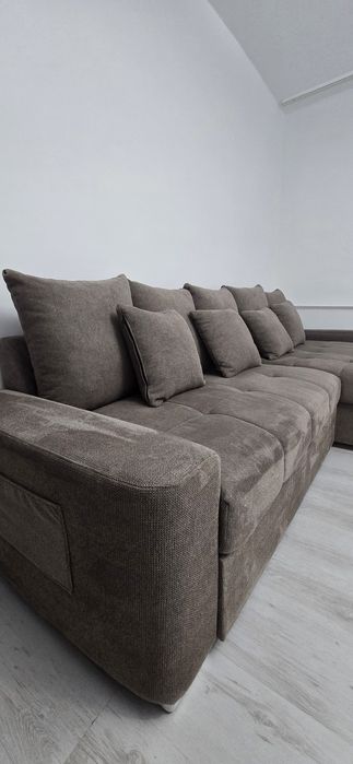 Coltar extensibil impecabil cu spațiu depozitare (perne incluse)