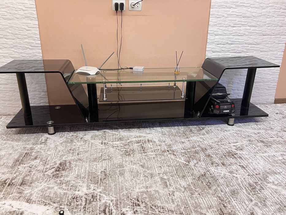 Стеклянная тумбочка под телевизор