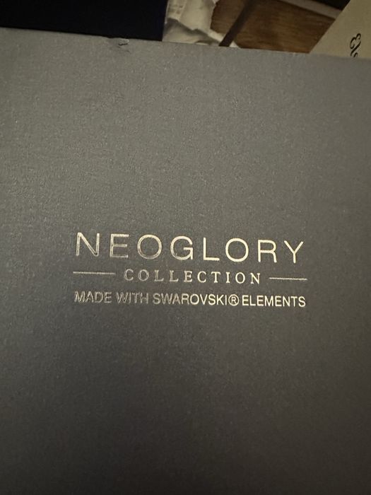 Колие перли класическо бели д елементи на Swarovski и бели перлени оби