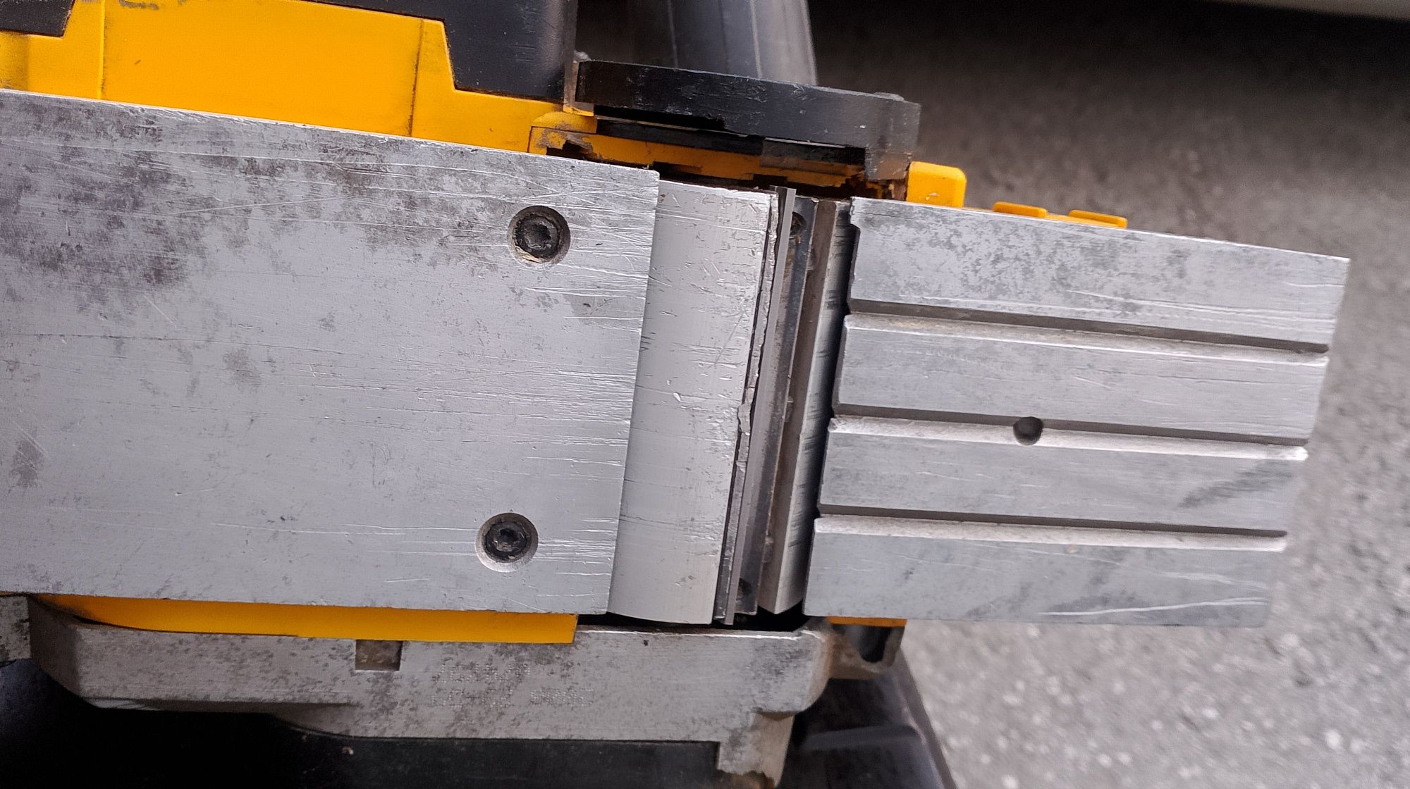 Електрическо ренде DeWALT D26500K, 1050 W, 0-4 мм
№ в каталога: BG3153