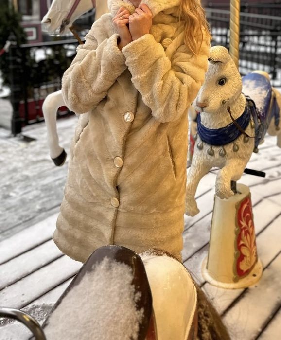 Шуба мутоновая с капюшоном из кролика