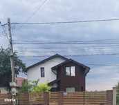 Casă modernă cu piscină și parcare în suburbie