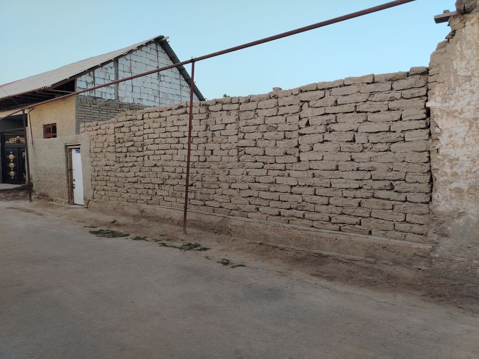 hovli sotiladi uchastka
