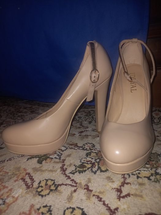 Tufli sotiladi 38 razmerda.