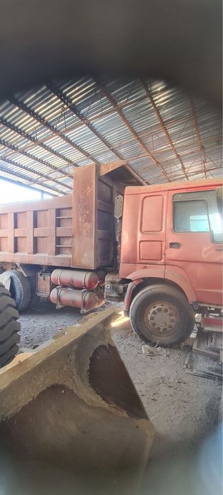 ХОВО юк машинаси сотилади 2010 йил