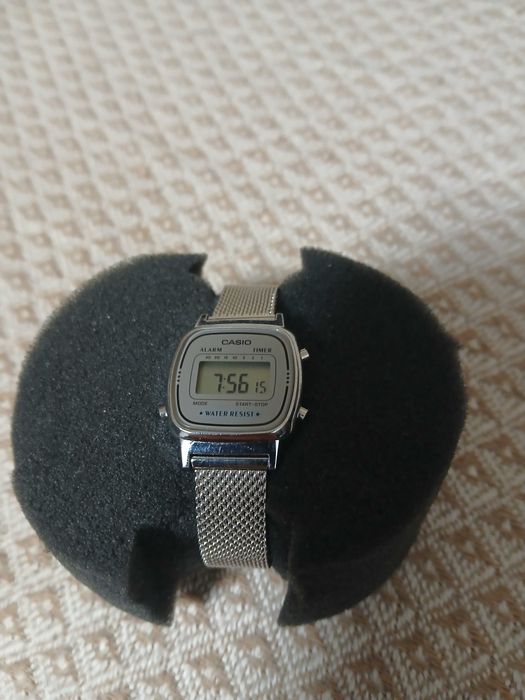 Ceas Casio cronograf cu bratara cu aspect de plasa, Argintiu