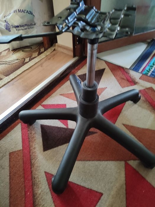 Продавам офис столове и части за тях