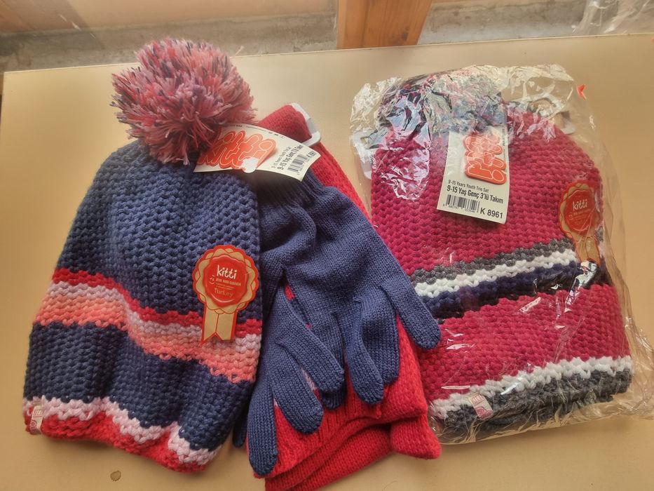 Комплект зимни шапки, ръкавици и шал 9- 15 год. За момиче, 2 броя за 5
