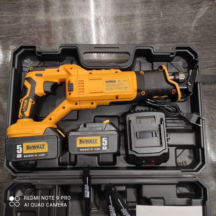 Fierastrau dewalt tip sabie cu 2 acumulatori ,accesorii și cutie de t