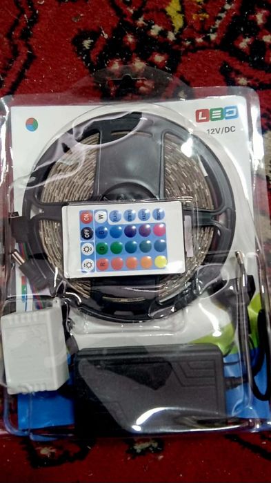 Лента светодиодная разноцветная пять метров в полном комплекте