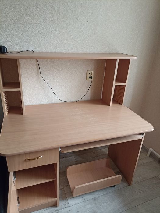 Продам компьютерный стол