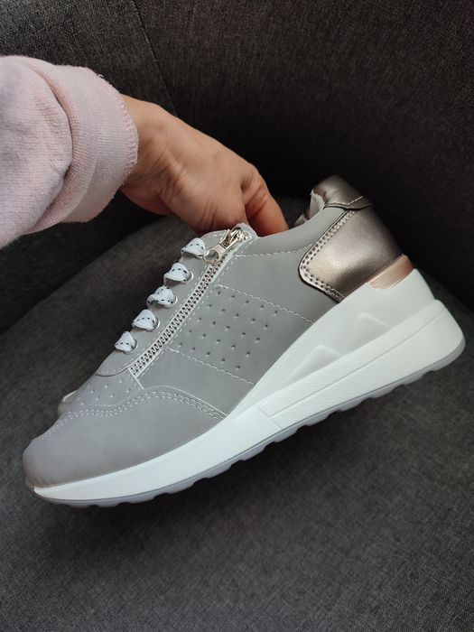 Нови сиви маратонки на платформа