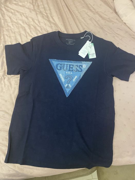 Продавам мъжки нови тениски на Guess