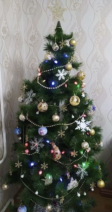 Продам исскуственную елку вместе с игрушками