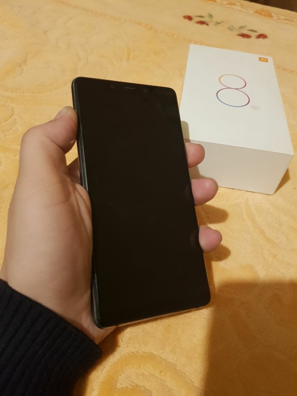 Mi 8 SE flagman sotiladi aybi yoq
