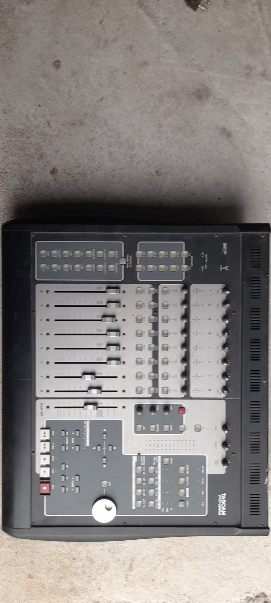 Vând sau schimb mixer TASCAM