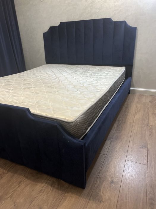 Двуспальная кровать 160*200 с матрасом