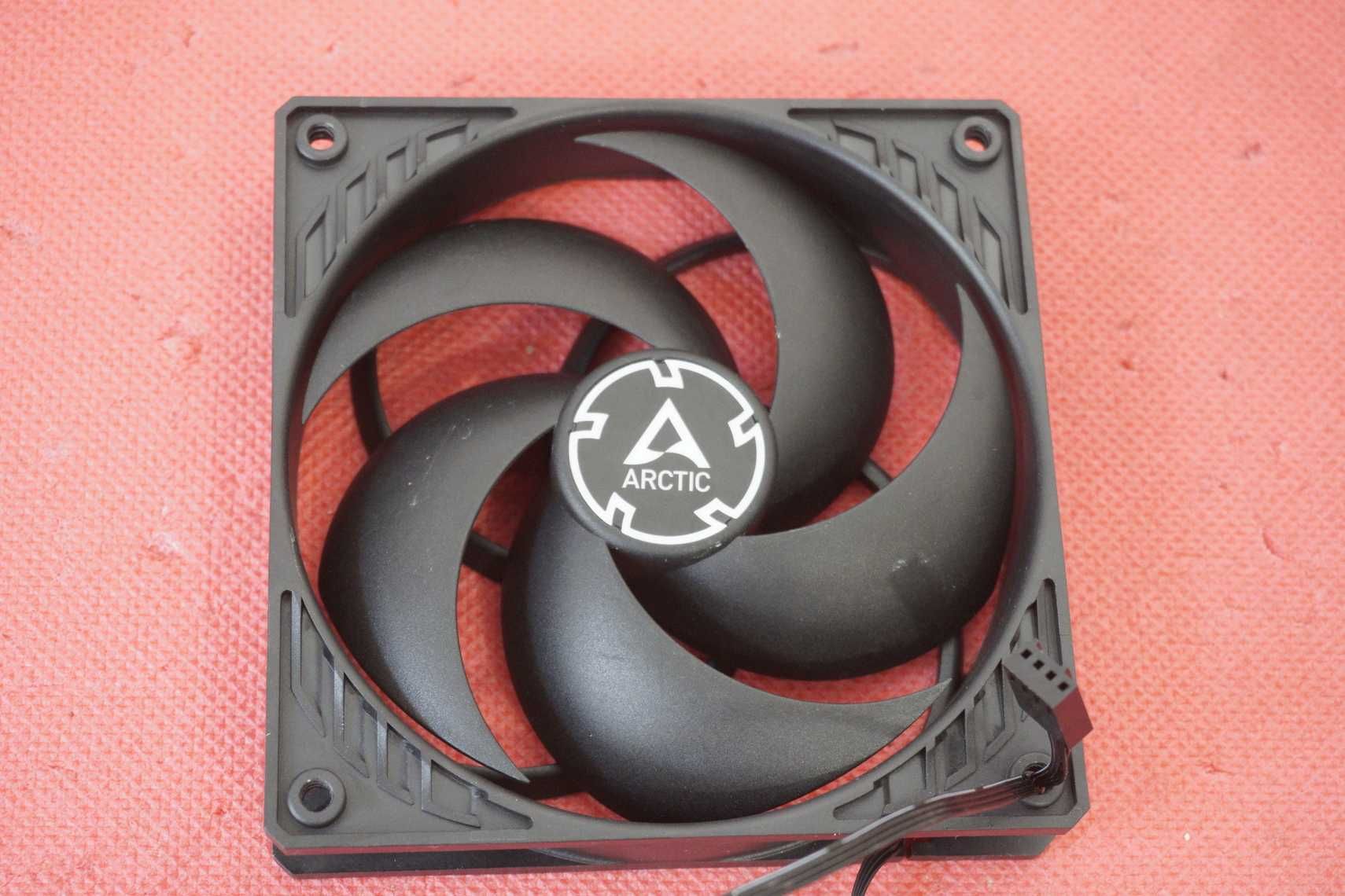 Комплект 4х Arctic P12 120mm 4pin PWM Вентилатори с HUB