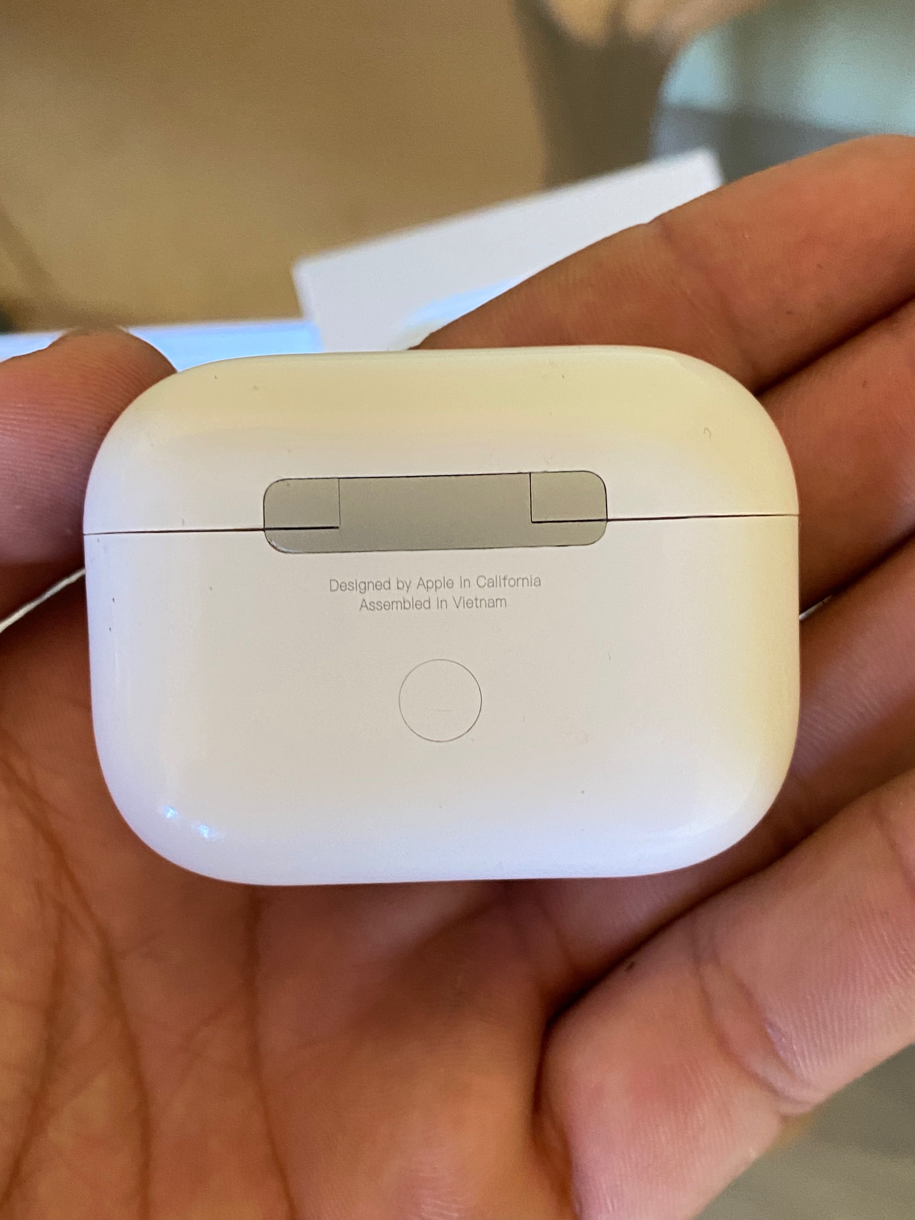 Здравейте продавам чисто нови оригинални слушалки airpods pro