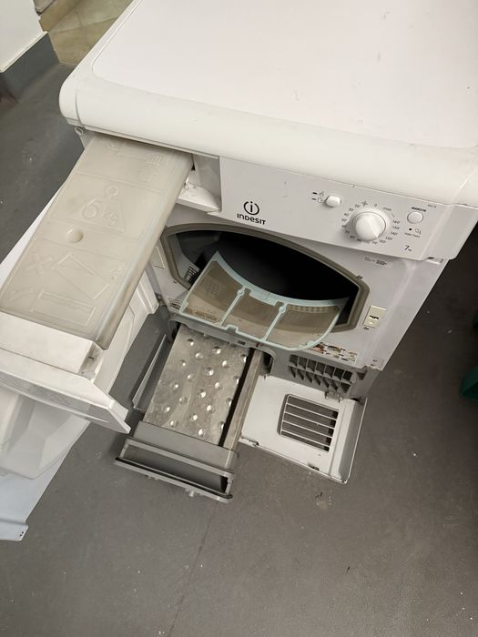 Uscator rufe Indesit  prin condensare