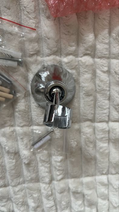 Стойка за душ, пирони и дюбели