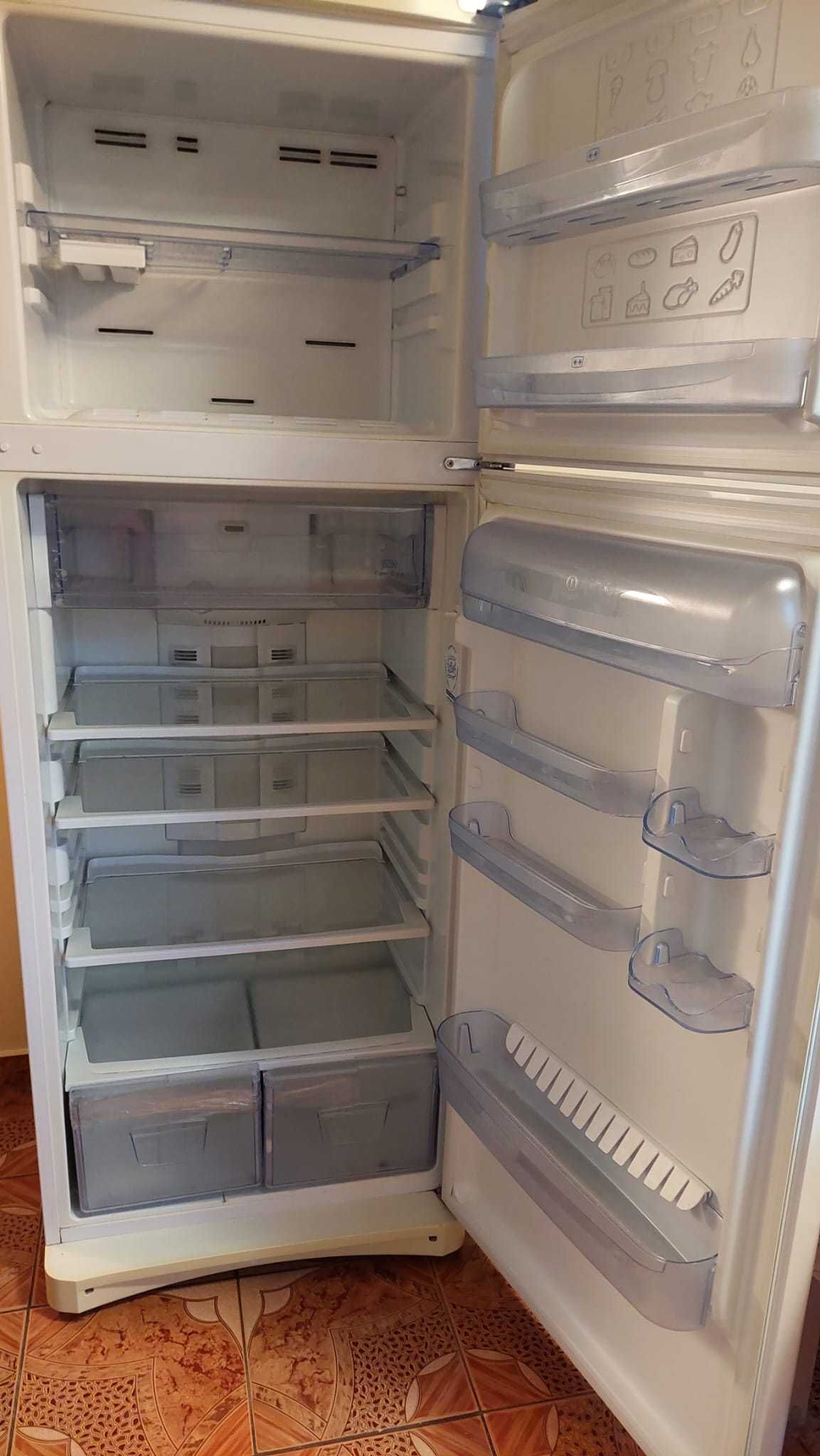 Combina frigorifica / frigider Indesit TAN5, alba defecta pentru piese