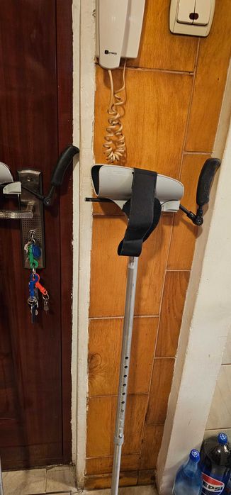 carje medicale speciale cu suport brat se tin ca o mansa in fata
