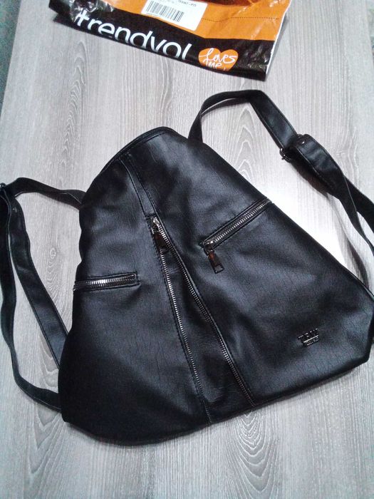 Дамска чанта и раничка в едно