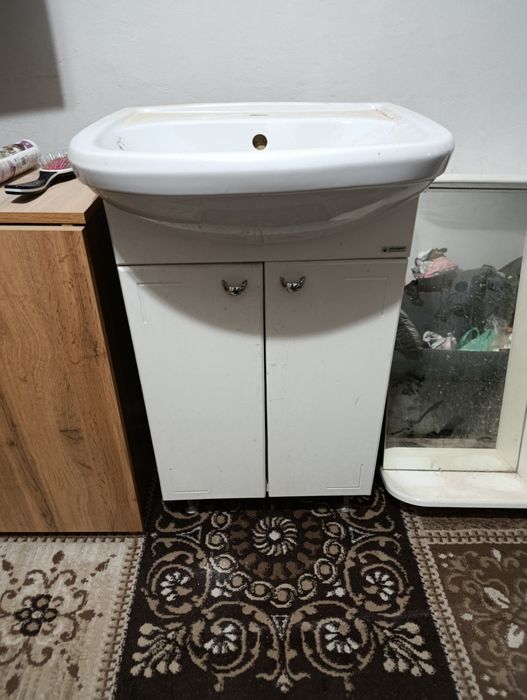 Продам раковину с тумбой