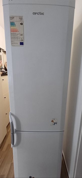 Vând combina frigorifica cu congelator / frigider Arctic K386B.