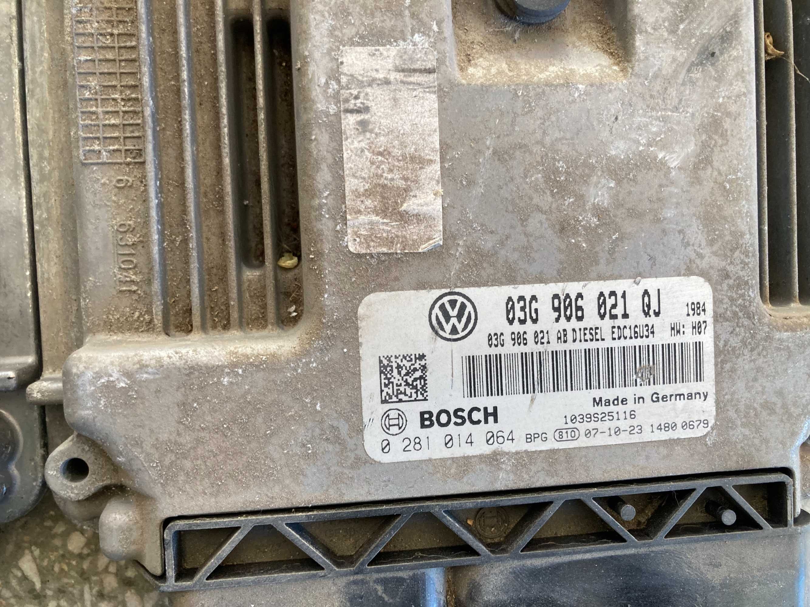 Компютър еку ecu електронен блок двигател Голф 5 1.9тди 105кс