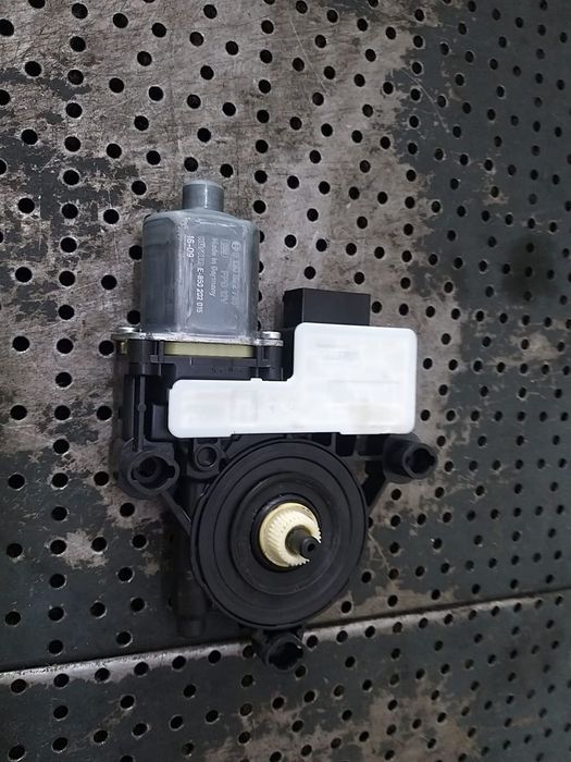 Motoras macara stanga spate vw touran 3 5q0959811a 0130822725