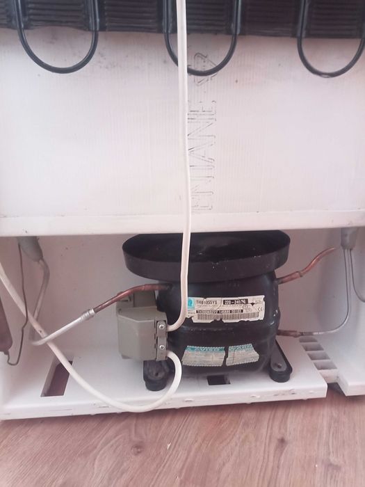 Хладилник с горен фризер.