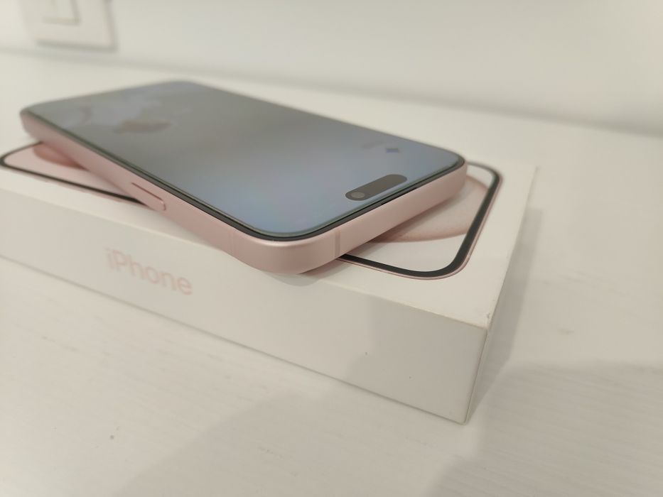 iPhone 15 Plus roz 128GB – stare impecabilă!