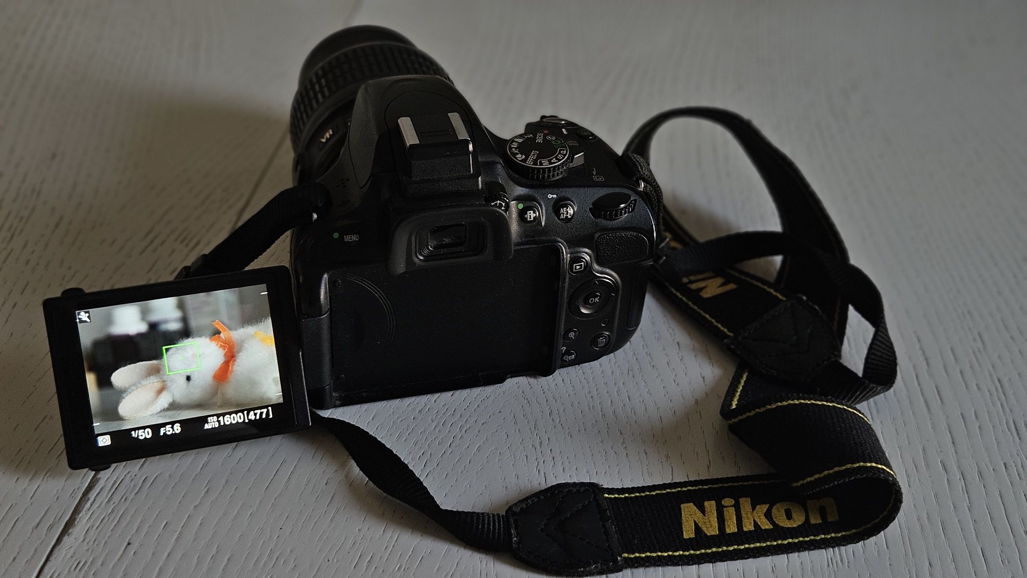 Фотоапарат Nikon D5100 с обектив 18-55mm + зарядно + батерия + карта