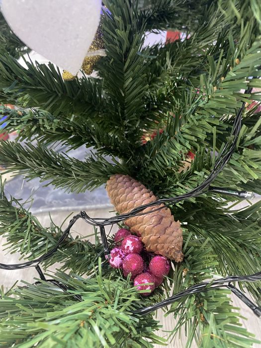 Brad cu conuri si fructe rosii 2,3 m