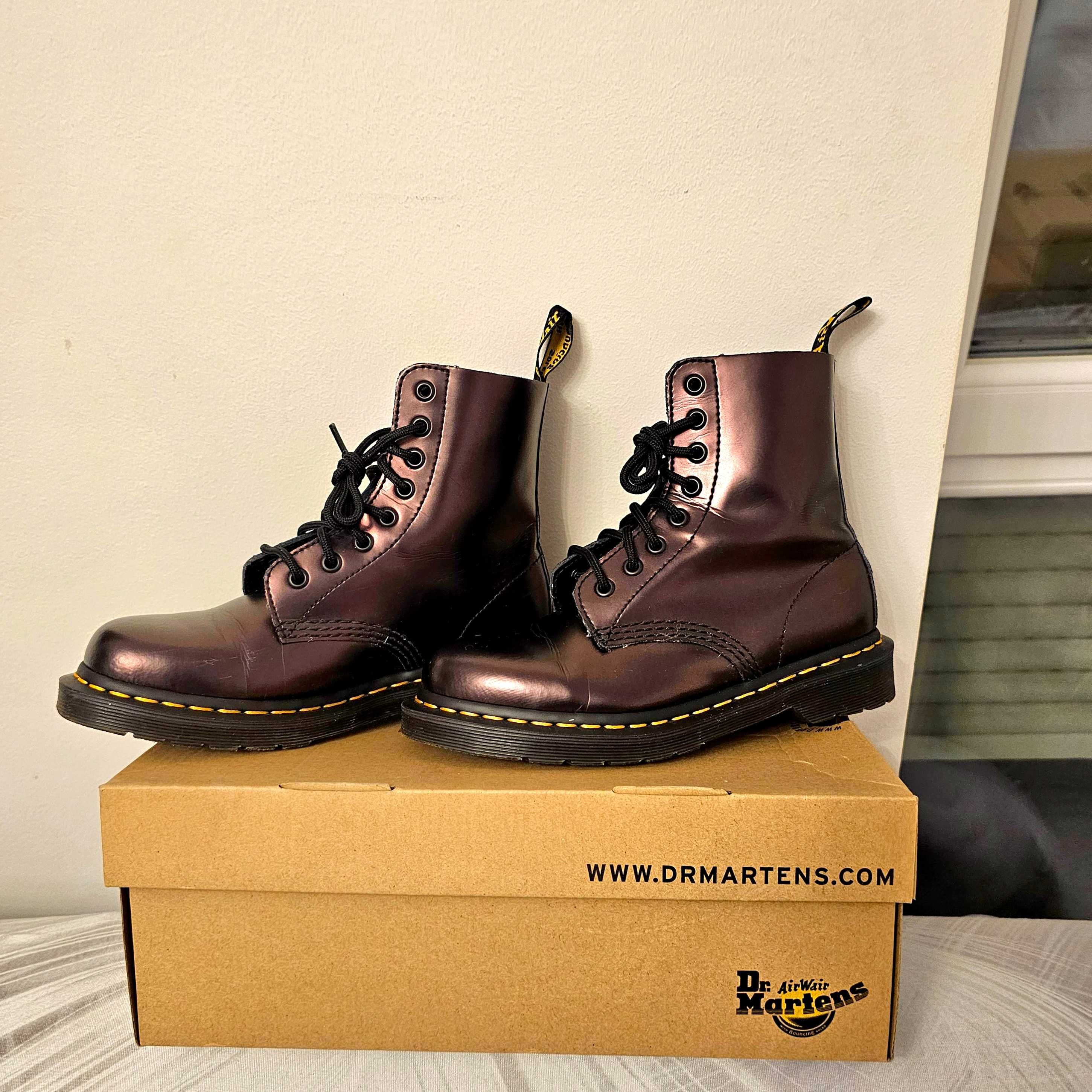 Bocanci Dr Martens Red Chroma piele  220 lei