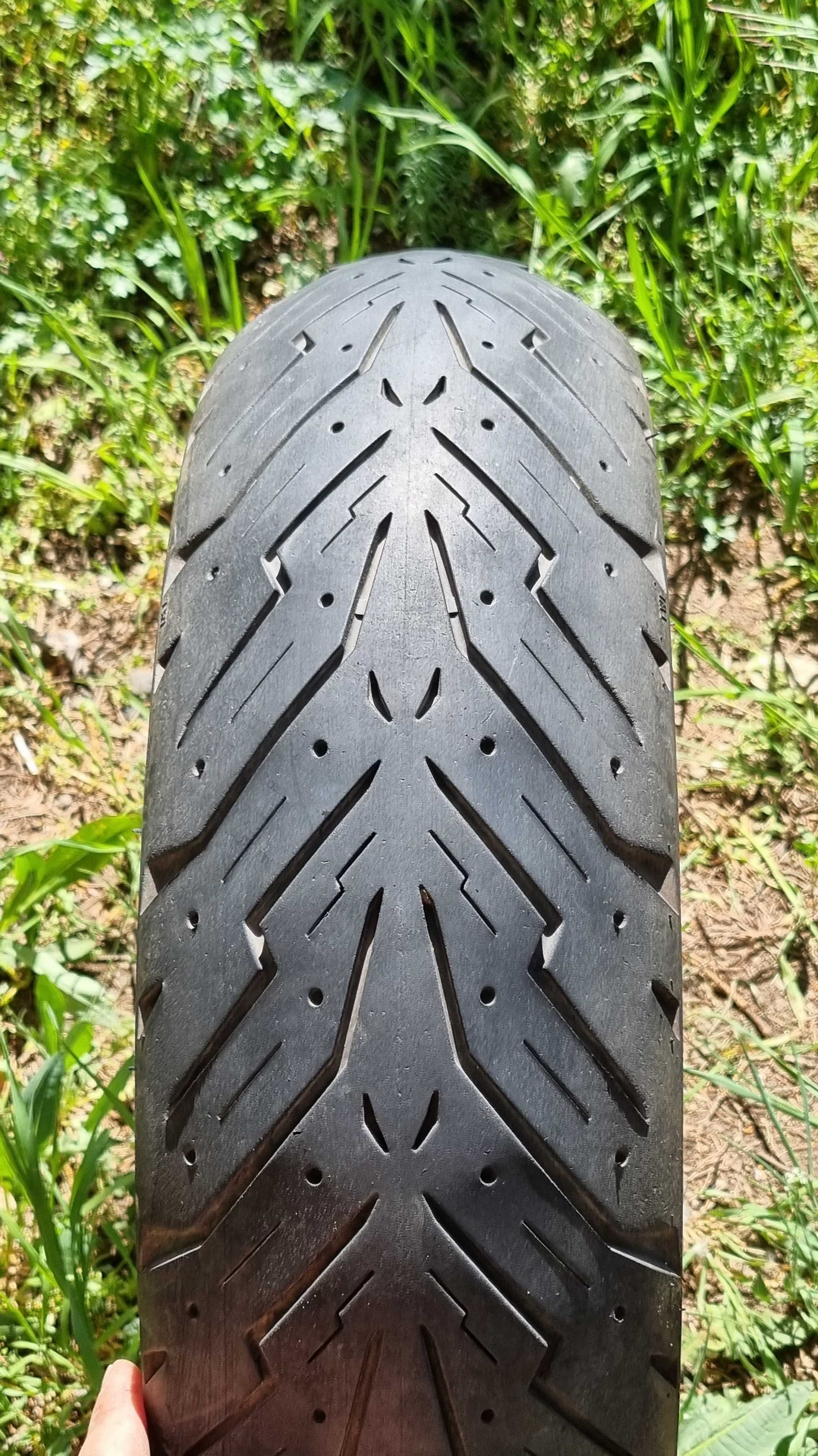 2 бр гуми за скутер Pirelli 140/70/14 и Bridgestone 120/70/15