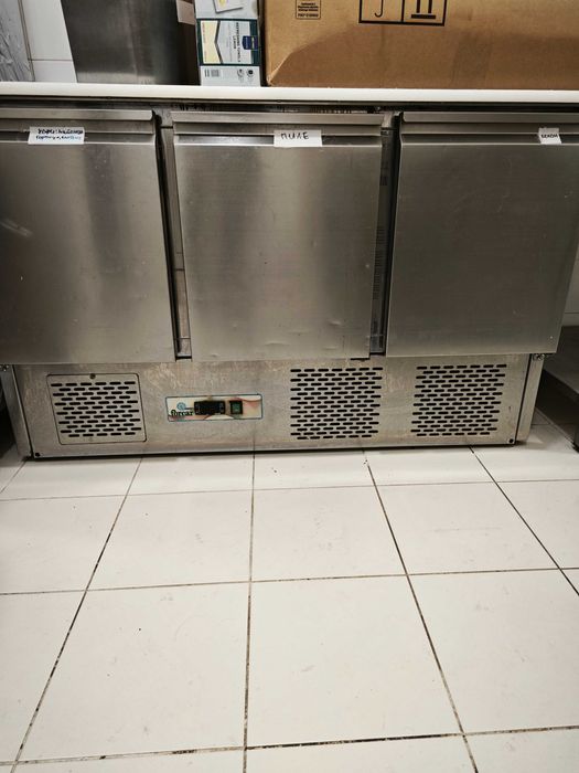 Професионални хладилници и хладилни маси на половин цена