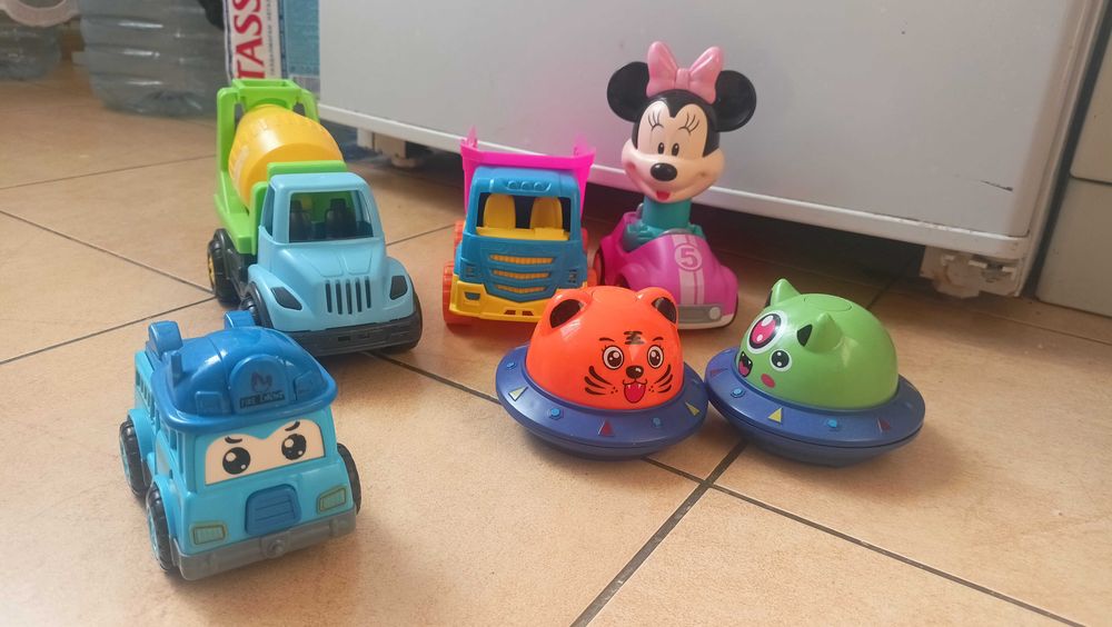 Игрушечные машинки