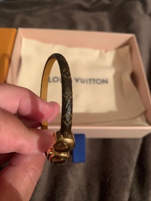Bratara piele si aur de la Louis Vuitton