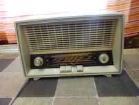 Mini aparat radio pe tuburi Loewe Opta Tempo 5706W